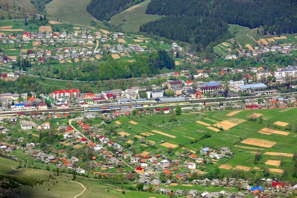 Liten stad i Karpaterna dalen — Stockfoto