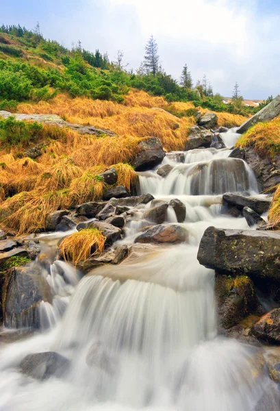 Mooie waterval in de Karpaten — Stockfoto