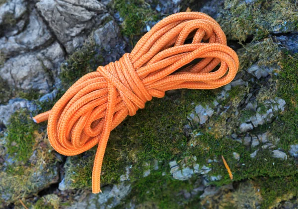 Oranje bindende touw op steen — Stockfoto