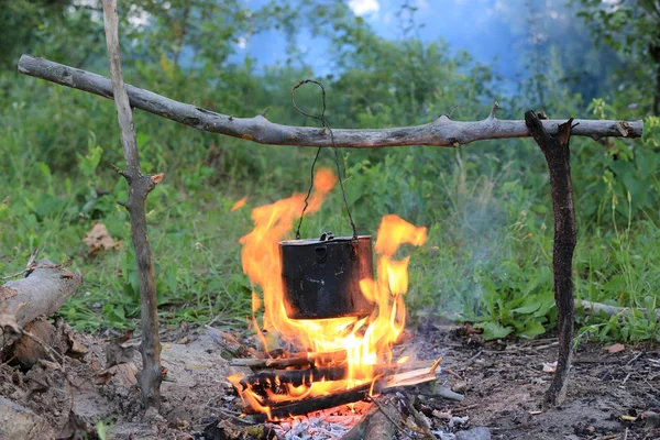 Bouilloire fumée sur le feu de camp — Photo