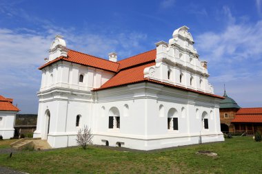 beyaz duvarları ve kırmızı kiremit çatı ukrainin kilise