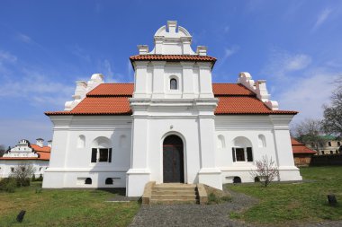 Kırmızı çatılı beyaz kilise