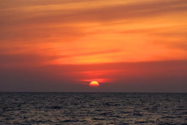 Niesamowity zachód słońca nad oceanem — Zdjęcie stockowe