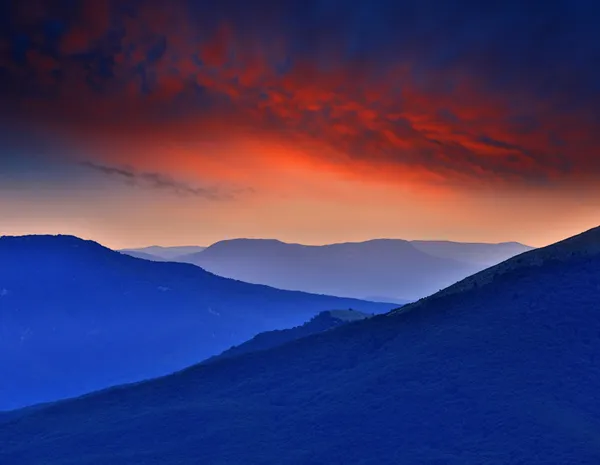 Anochecer en las montañas — Foto de Stock