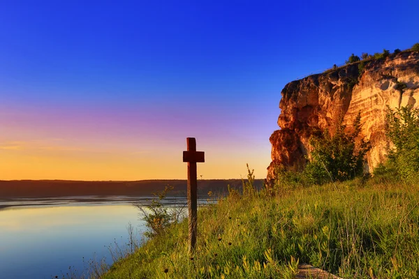 Cross near big lake — Stock Photo, Image