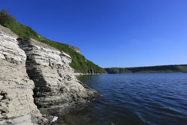 Riva del lago roccioso in bella giornata — Foto Stock