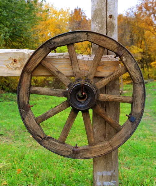 Dřevěné kolo na plot — Stock fotografie