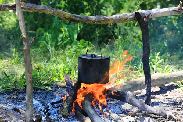 Wasserkocher am Lagerfeuer — Stockfoto