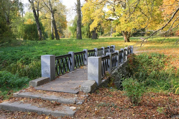 秋の都市公園の古い橋 ウクライナのAleksandriya公園 — ストック写真