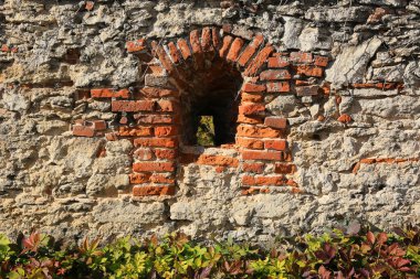 Eski kalenin duvarındaki boşluğa bak