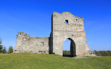 Kaledeki eski bir taş kulenin kalıntıları.