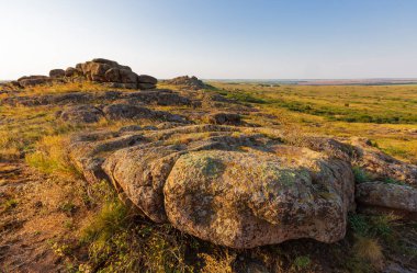 Bozkırda eski taşlar olan manzara