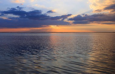 Günbatımı manzara denizde akşam