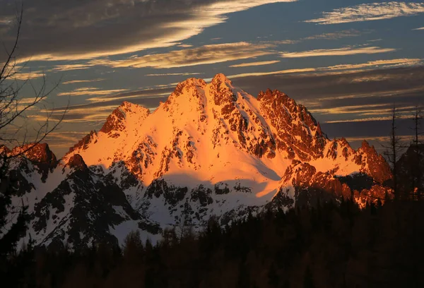 Majestuoso Paisaje Con Altas Montañas Tatra Luz Del Sol Noche —  Fotos de Stock