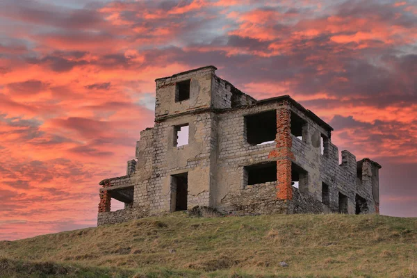 Edificio Abandonado Ruinas Sobre Fondo Cielo Atardecer —  Fotos de Stock