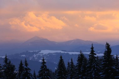 Güzel günbatımı gökyüzü kış dağları üzerinde 