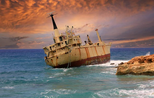 Viejo Barco Abandonado Naufragio Atardecer Cielo Fondo — Foto de Stock