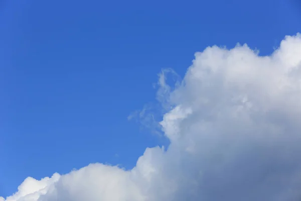 Schöne Frühlingswolken Blauen Himmel — Stockfoto