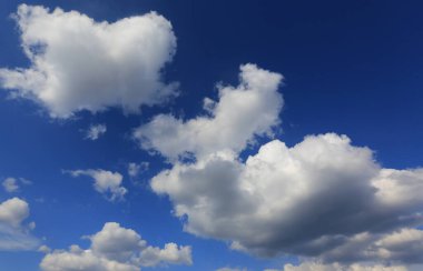 Mavi gökyüzünde güzel soyut beyaz bulutlar