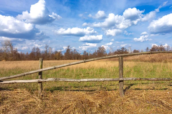 Krajina Starým Dřevěným Plotem Suché Louce Pod Pěknými Mraky Obloze — Stock fotografie