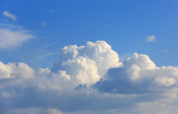 Vista Nuvens Brancas Agradáveis Céu Azul — Fotografia de Stock