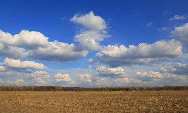 Sonbahar manzarası, tarımsal tarlalar, güzel gökyüzü ve bulutlar.