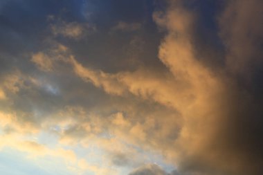 Günbatımı gökyüzü ile güzel bir akşam manzarası