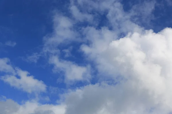Ładne Białe Chmury Błękitnym Niebie — Zdjęcie stockowe