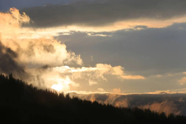 Landschaft Mit Sonnenuntergang Über Den Bergen Nehmen Sie Den Karpaten lizenzfreie Stockbilder