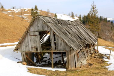 Dağlarda terk edilmiş eski bir bina. Ukrayna 'da, Karpatlar' da.