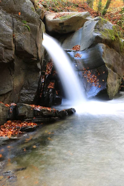 Paisagem Com Cachoeira Agradável Rio Montanha — Fotografia de Stock