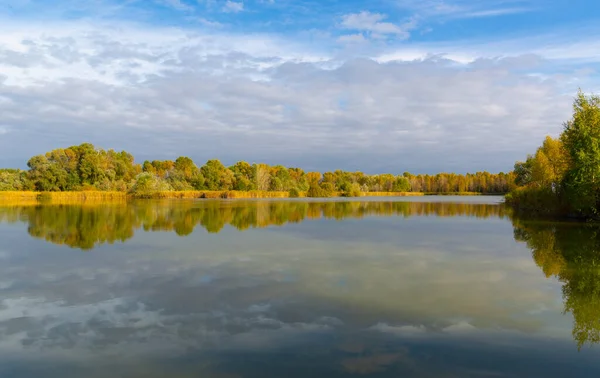 静谧的秋天风景 森林里有湖水 — 图库照片
