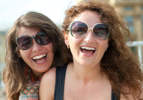 Zwei glückliche junge schöne Frauen — Stockfoto