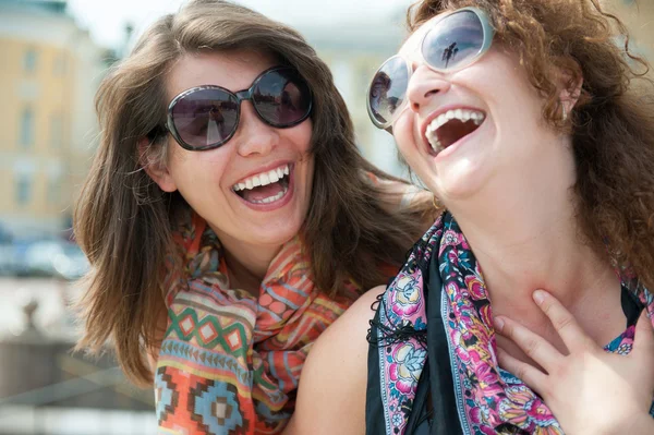 Twee gelukkige jonge mooie vrouwen — Stockfoto