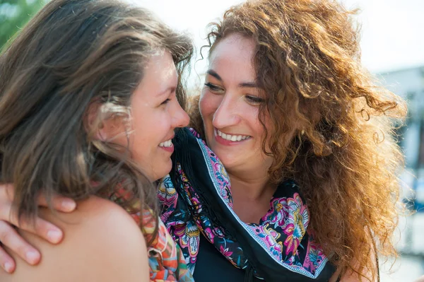 Duas jovens felizes mulheres bonitas — Fotografia de Stock