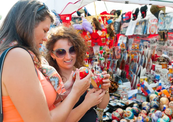 Female tourists choosing souvenirs — Stock Photo, Image