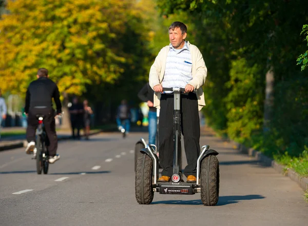 El hombre monta en Segway —  Fotos de Stock