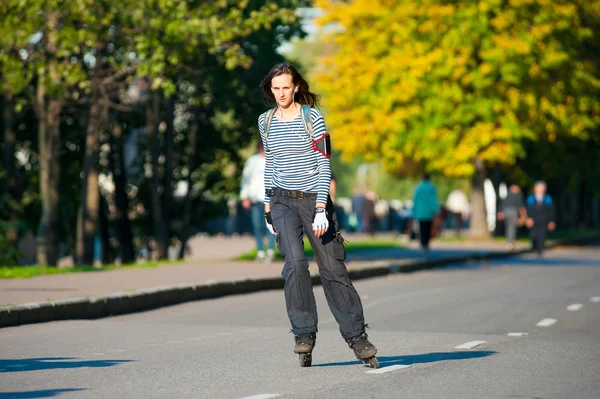 Chica patinaje sobre ruedas cerca de Gorky Park —  Fotos de Stock