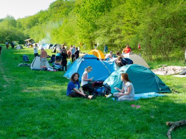 yürüyüşçüler dinlenme çadır kampı