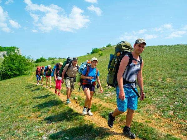 Escursionisti camminano su un sentiero — Foto Stock