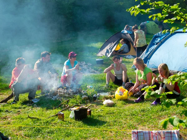 Gli escursionisti riposano in un campo tenda — Foto Stock