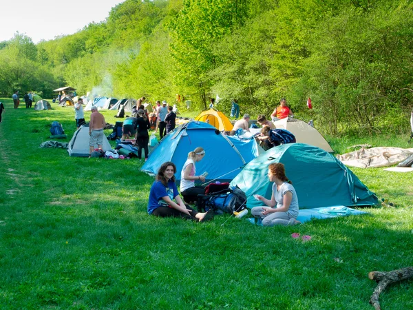 Caminhantes descansam em um acampamento de tenda — Fotografia de Stock