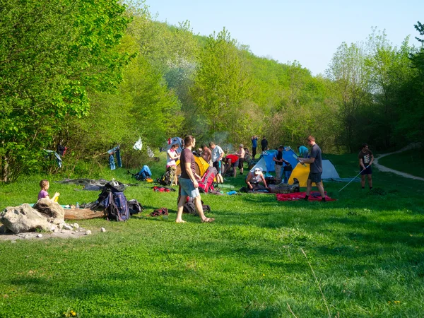 Gli escursionisti riposano in un campo tenda — Foto Stock