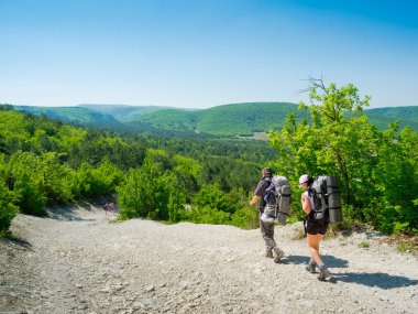 yol üzerindeki yürüyüşçü