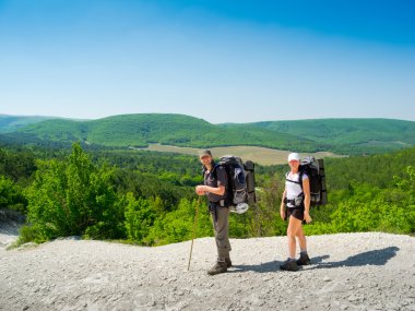 yol üzerindeki yürüyüşçü