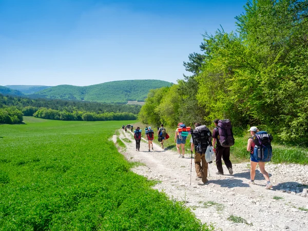 Escursionisti camminano su un sentiero — Foto Stock