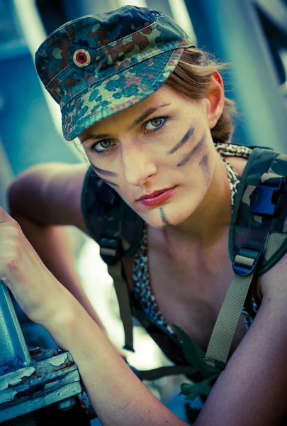 Портрет молодої жінки в військовому камуфляжі — стокове фото