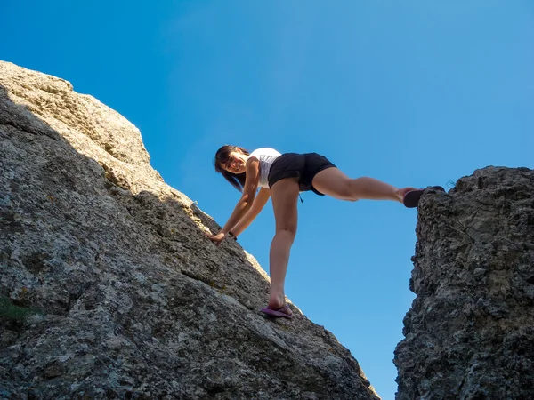 Junge Frau klettert — Stockfoto