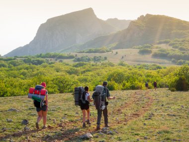 yürüyüş yürüyüş yapan grup