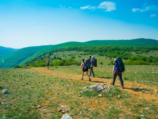 Escursionisti gruppo a piedi — Foto Stock